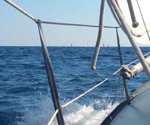 A caccia di vento a zonzo per il mare navigando per le Eolie Fontaine Pajot Saba 50 catamarano barca a vela