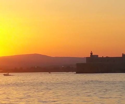 Portopalo Siracusa tramonto periplo Sicilia Fontaine Pajot Saba 50 catamarano barca a vela