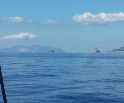 Stromboli Portorosa rientro navigando per le Eolie Fontaine Pajot Saba 50 catamarano barca a vela