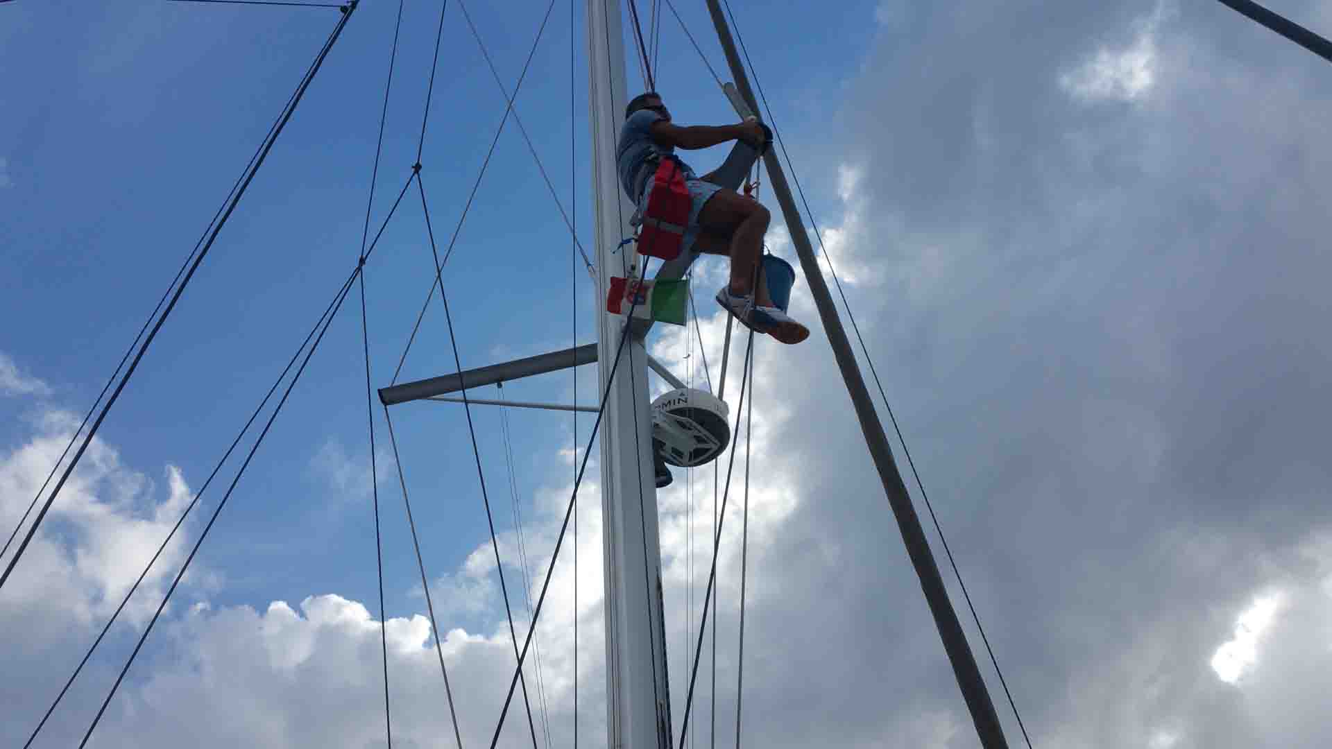 Salita in testa albero lavori manutenzione navigando per le Eolie Fontaine Pajot Saba 50 catamarano barca a vela